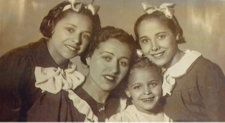 Araceli y sus hermanas, en 1937