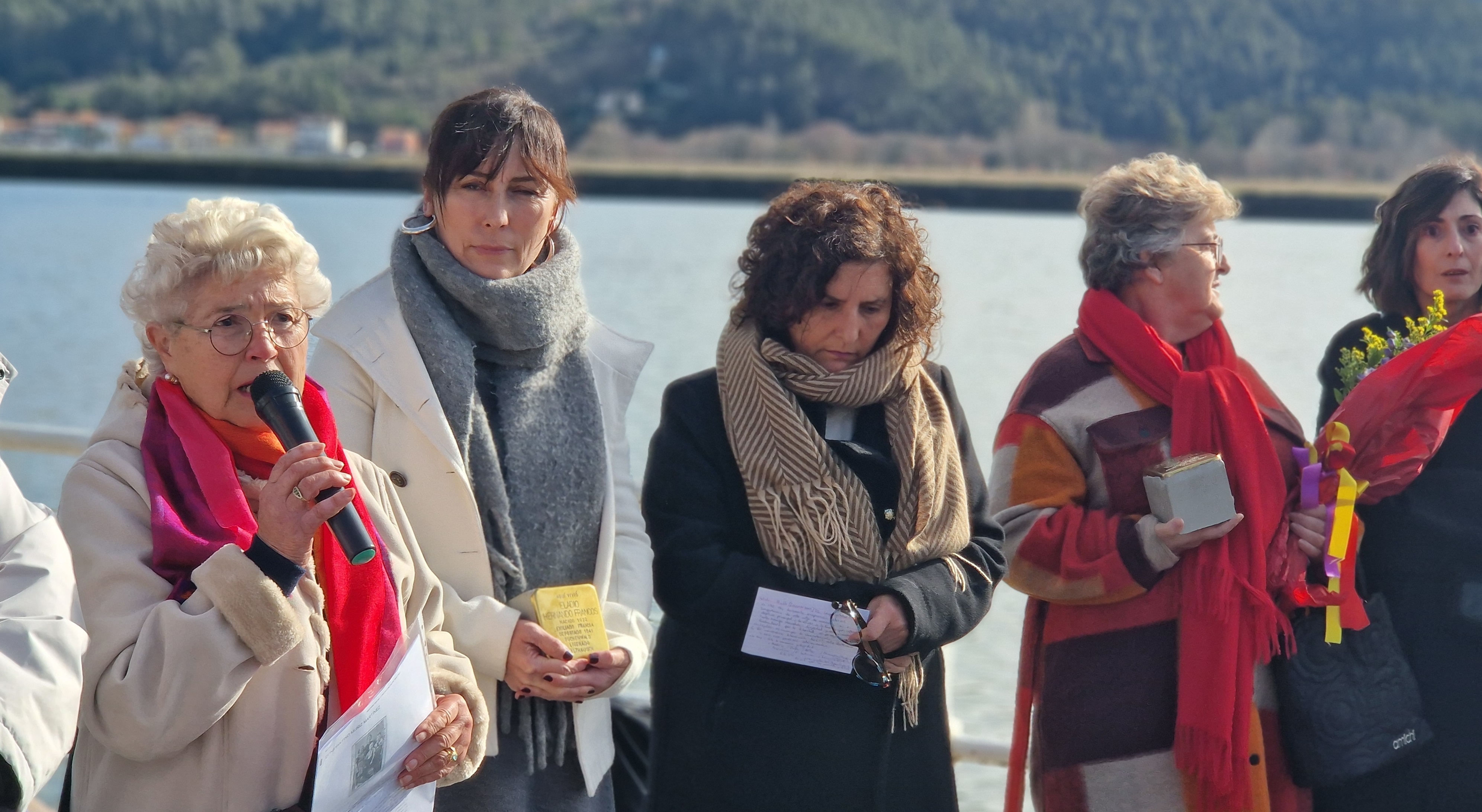 La viceconsejera de Derechos Ciudadanos, Beatriz González Prieto (tercera por la izquierda), acompañada de la directora general de Memoria Democrática, Begoña Collado Villa (segunda por la izquierda), acompañadas de familiares de Constantino Muñiz Martínez y de representantes del Grupo Deportados Asturias.