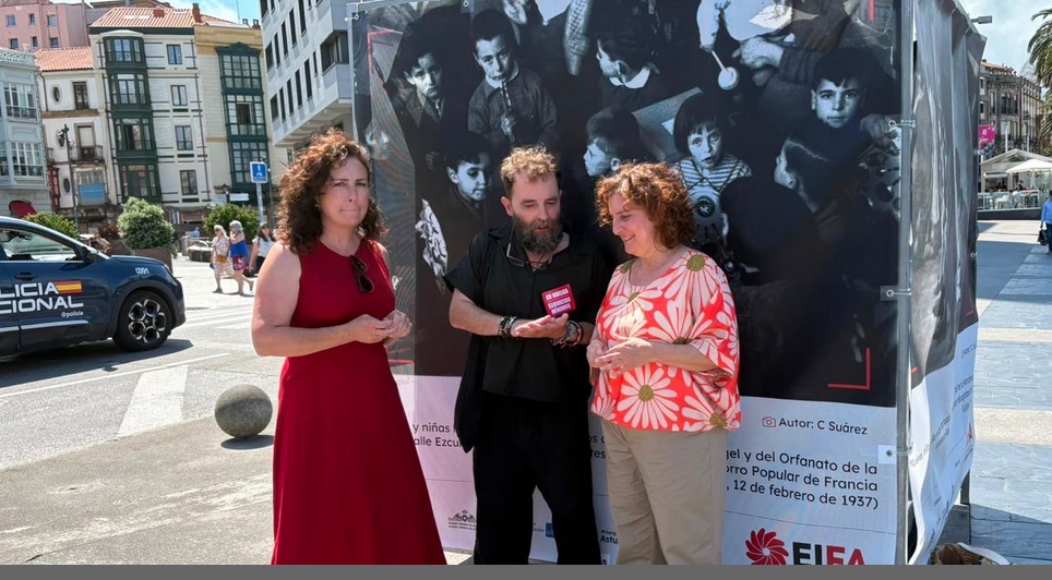 La directora general de Memoria Democrática, Begoña Collado (a la izquierda), y la viceconsejera de Derechos Ciudadanos, Beatriz González (a la derecha), durante la inauguración de la exposición La línea de la memoria 1936-2026.