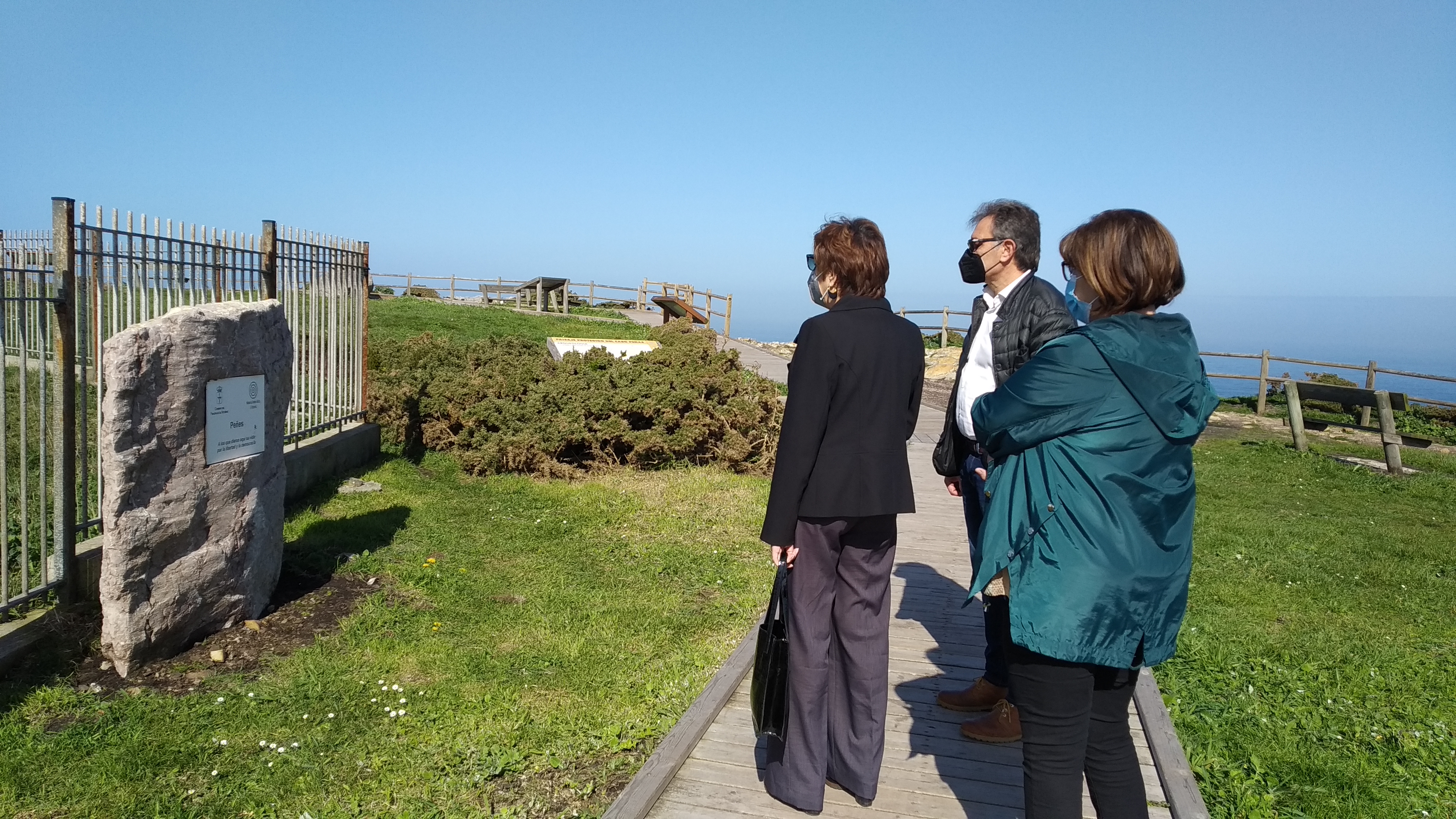 En el Cabo Peñas, junto al monolito conmemorativo