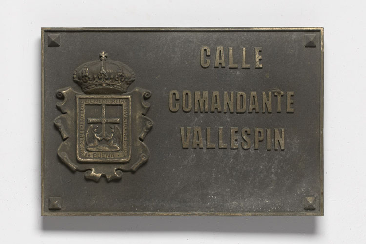 Placa de la calle Comandante Vallespín, en Oviedo