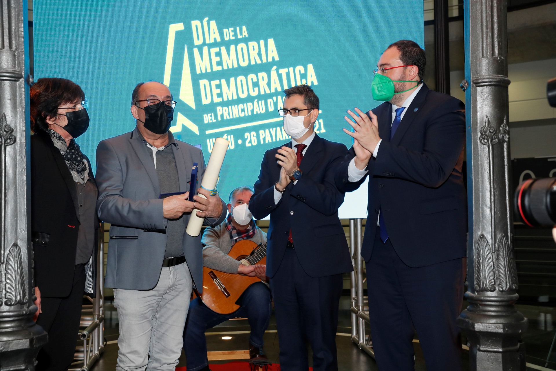 Entrega de la Medalla de Oro a los familiares de Vicente García Riestra