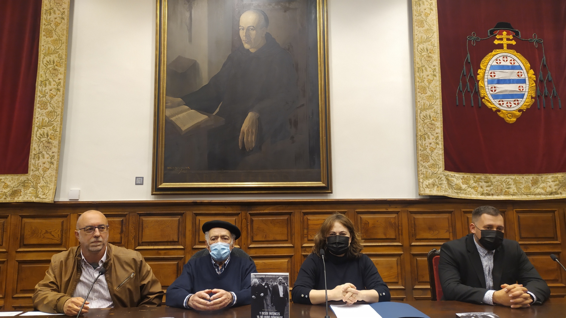 el profesor de Historia de la Universidad de Oviedo,  Rubén Vega; el homenajeado Vicente Gutiérrez; la viceconsejera de Justicia, Encarnación Vicente, y el historiador de la Universidad de Oviedo y autor del libro Héctor González